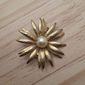 Elegant Vintage Gold Flower Brooch with Pearl Accent